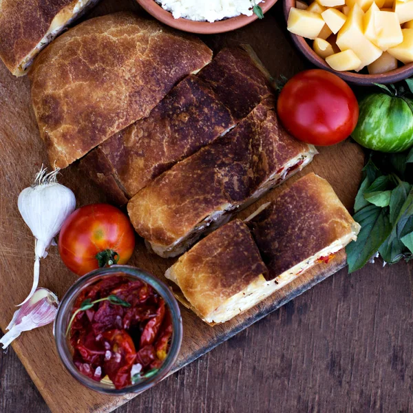 Strudel peynir ve kurutulmuş domates ile. 