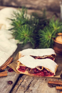 Bir kiraz ile meyveli turta. Vişneli tart.