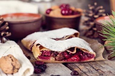 Bir kiraz ile meyveli turta. Vişneli tart.