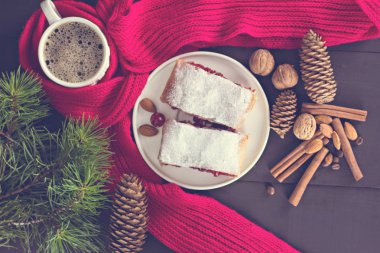 Bir kiraz ile meyveli turta. Vişneli tart.