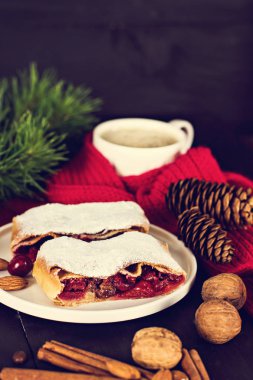 Bir kiraz ile meyveli turta. Vişneli tart.