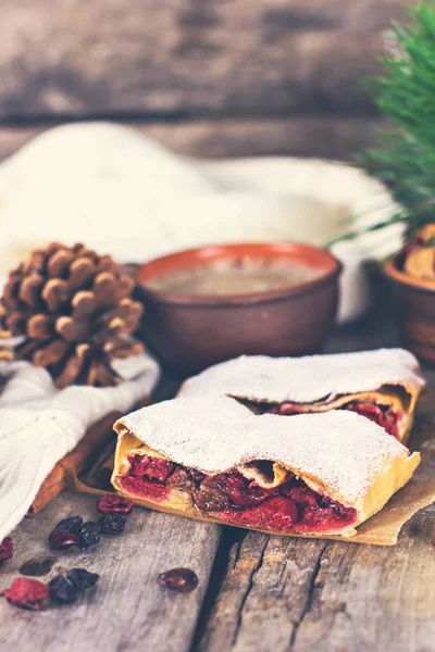 Bir kiraz ile meyveli turta. Vişneli tart.