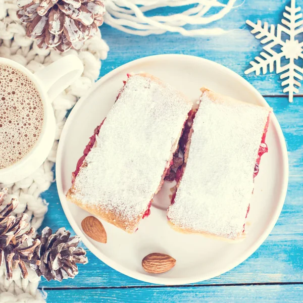 Bir kiraz ile meyveli turta. Vişneli tart.