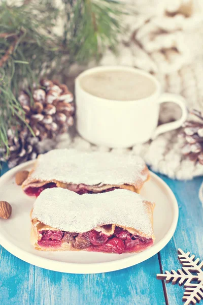 Strudel con una cereza. Pastel de cereza . — Foto de Stock