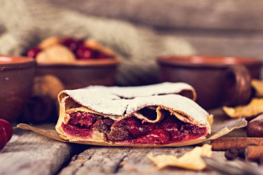 Bir kiraz ile meyveli turta. Vişneli tart.