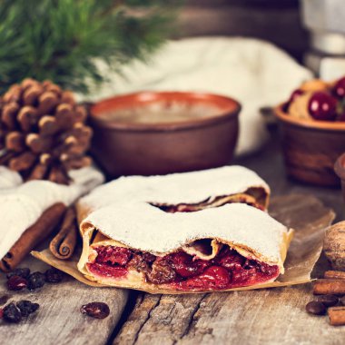 Bir kiraz ile meyveli turta. Vişneli tart.