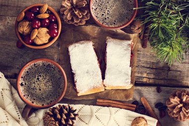 Bir kiraz ile meyveli turta. Vişneli tart.