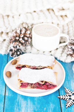 Bir kiraz ile meyveli turta. Vişneli tart.