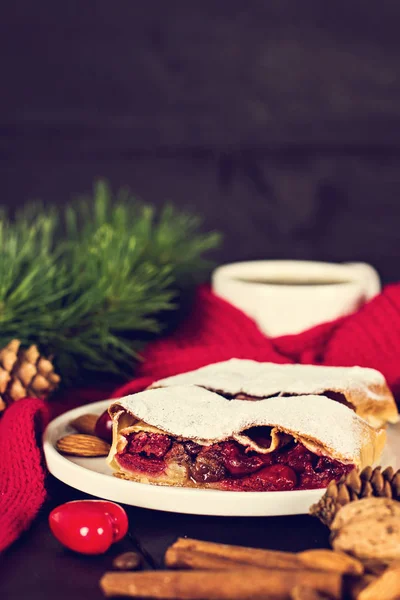 Bir kiraz ile meyveli turta. Vişneli tart.