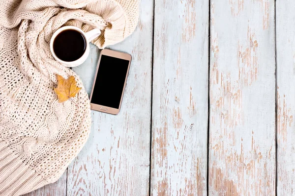 Sonbahar natürmort. Sıcak jersey, kahve, gözlük, telefon. 