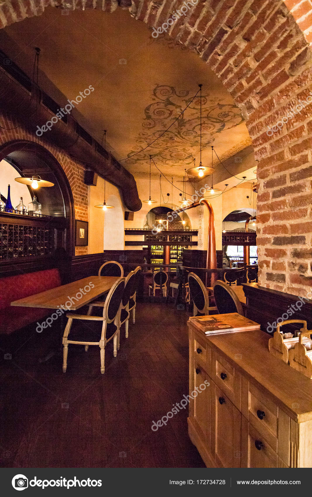 Interieur des Restaurants, Café im alten Haus — Stockfoto ... Interieur des Restaurants, Café im alten Haus — Stockfoto ...