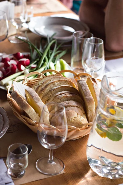 Una barra de pan en la mesa . — Foto de Stock