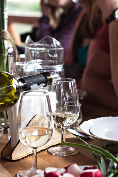 Degustación de vinos. El vino se vierte en la copa . —  Fotos de Stock