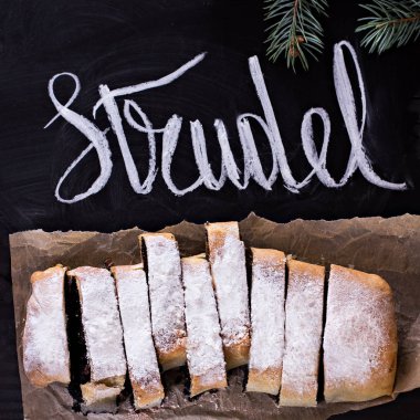 siyah arka plan üzerine Strudel
