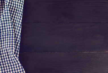 Koyu ahşap zemin üzerine mavi mutfak havlusu. Menüsü, metin, yer tarifi.