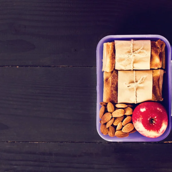 Snack to school, snack to work, lunch with you, pie. apple and nuts in a container. — Stock Photo, Image