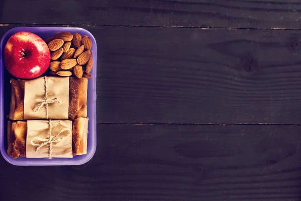 Snack to school, snack to work, lunch with you, pie. apple and nuts in a container. — Stock Photo, Image