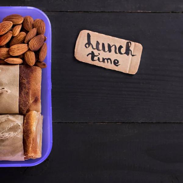 Spuntino a scuola, spuntino al lavoro, pranzo con te, torta. mela e noci in un contenitore . — Foto Stock