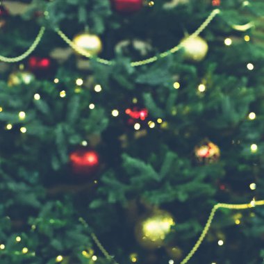 Noel arka plan bulanık. Bulanık oyuncaklar ile Noel ağacı.