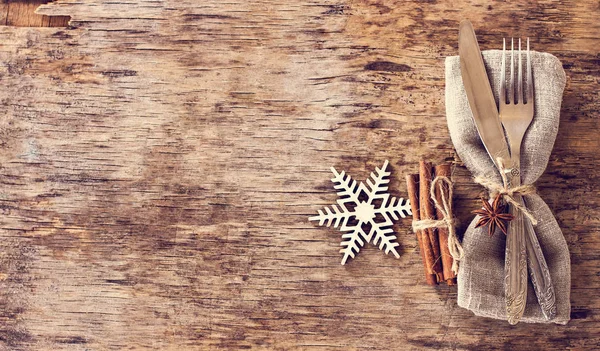 Накрытый стол с зимним, рождественским декором — стоковое фото