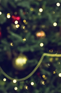 Noel arka plan bulanık. Bulanık oyuncaklar ile Noel ağacı.