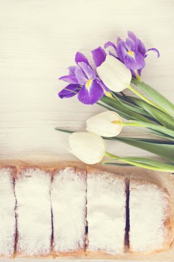 Strudel veya pasta ve beyaz bir arka plan bir bahar dekorasyon