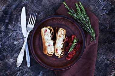Peynir ve kurutulmuş domates ile meyveli turta. Akşam yemeği için sofrayı. Öğle Yemeği. Ev yapımı pasta, turta ve aperatifler, sebze, meyve, peynir.