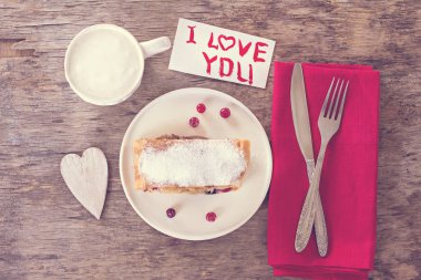 meyveli turta ve Valentine's gün dekor. Strudel (pasta) kızılcık ve Valentine's gün dekor ile pudra şekeri ile. Rustik tarzı. Sevgililer günü, Sevgililer günü, anneler günü, hediye, sürpriz, kalp hediye