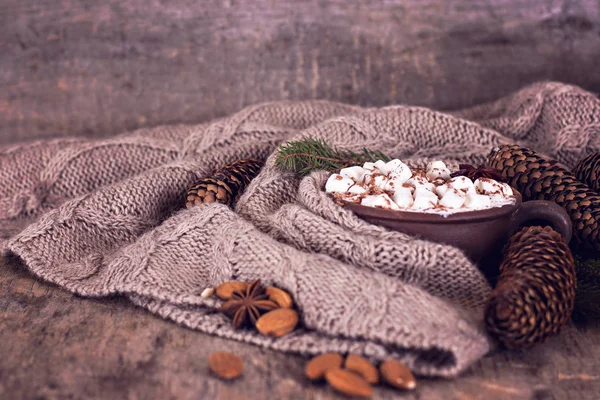 Kahve, sıcak çikolata, sıcak çikolata, koniler, rahat örgü battaniye. Kış, yeni yıl, yılbaşı natürmort.