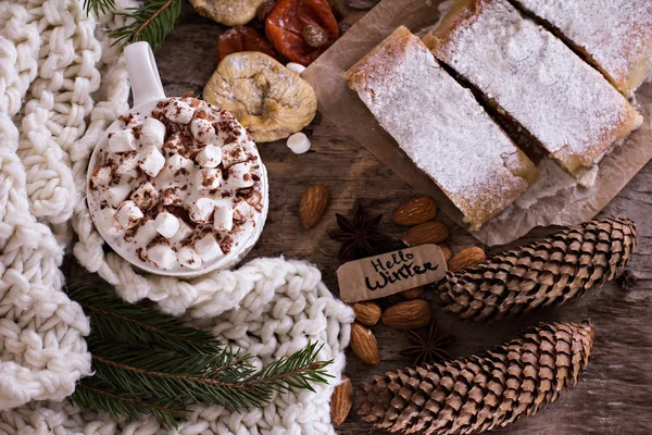 Strudel Kuruyemiş - kayısı, incir, Kuru üzüm, süzme peynir ile. Kış, Noel dekor. Rustik tarzı.