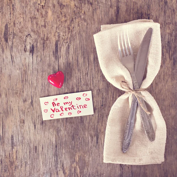 Tenedor Cuchillo Servilleta Corazón Celebra Día San Valentín Servir Decoración —  Fotos de Stock