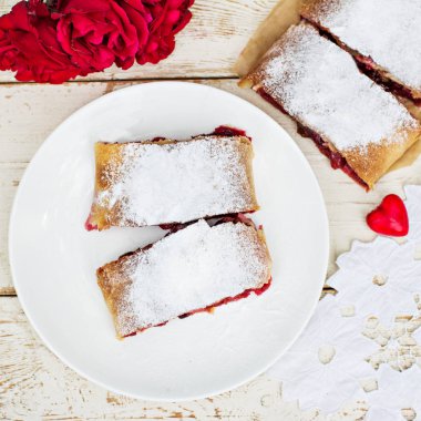 Bir kiraz ile meyveli turta. Vişneli tart.