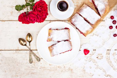 Bir kiraz ile meyveli turta. Vişneli tart.