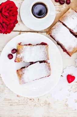 Bir kiraz ile meyveli turta. Vişneli tart.