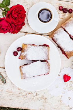 Bir kiraz ile meyveli turta. Vişneli tart.