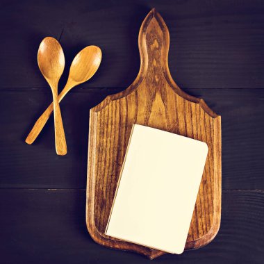 koyu ahşap arka plan üstünde bir defter. Menüsü, metin, yer tarifi.