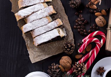 siyah arka plan üzerine Strudel