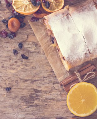 meyveli turta ve kış dekor.