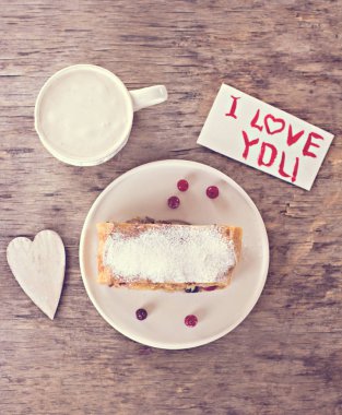 meyveli turta ve Sevgililer günü dekor