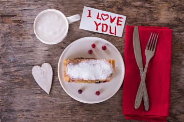 meyveli turta ve Sevgililer günü dekor