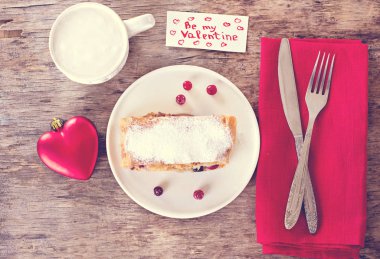 meyveli turta ve Sevgililer günü dekor