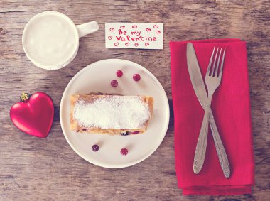 meyveli turta ve Sevgililer günü dekor