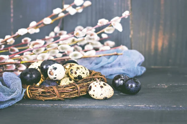 Natura Morta Pasqua Uova Pasqua Decorate Uova Rami Salice Asciutti — Foto Stock