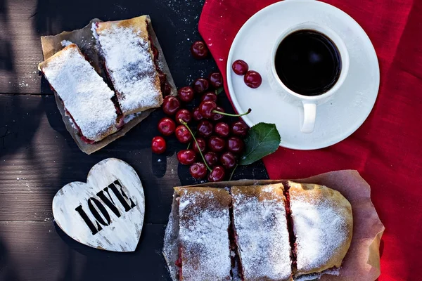 Strudel Con Una Cereza Pastel Cereza Comida Naturaleza Pastel Verano — Foto de Stock