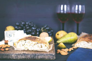 Peynir ve armut ile meyveli turta. Aperatif kek, meyveli turta. Kırsal, rustik tarzı.