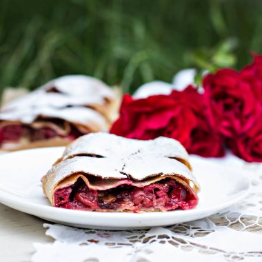 Bir kiraz ile meyveli turta. Kirazlı turta. Gıda niteliğine. Yaz pastası. Pasta, meyveli turta çilek ile.