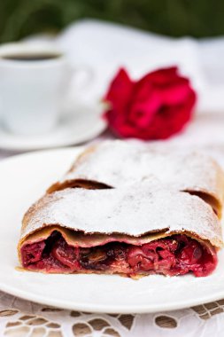 Bir kiraz ile meyveli turta. Kirazlı turta. Gıda niteliğine. Yaz pastası. Pasta, meyveli turta çilek ile.