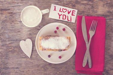 meyveli turta ve Valentine's gün dekor. Strudel (pasta) kızılcık ve Valentine's gün dekor ile pudra şekeri ile. Rustik tarzı. Sevgililer günü, Sevgililer günü, anneler günü, hediye, sürpriz, kalp hediye
