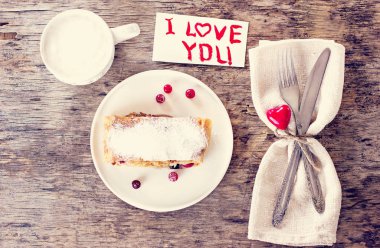 meyveli turta ve Valentine's gün dekor. Strudel (pasta) kızılcık ve Valentine's gün dekor ile pudra şekeri ile. Rustik tarzı. Sevgililer günü, Sevgililer günü, anneler günü, hediye, sürpriz, kalp hediye