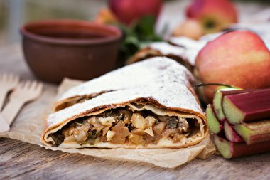 Elma, Ravent ve nane ile Strudel. 